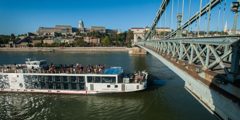 1548638534.646_698_Viking_River_Cruises_Viking_Longships_Viking_Embla_Exterior_Danube_Budapest_Bridge.jpg